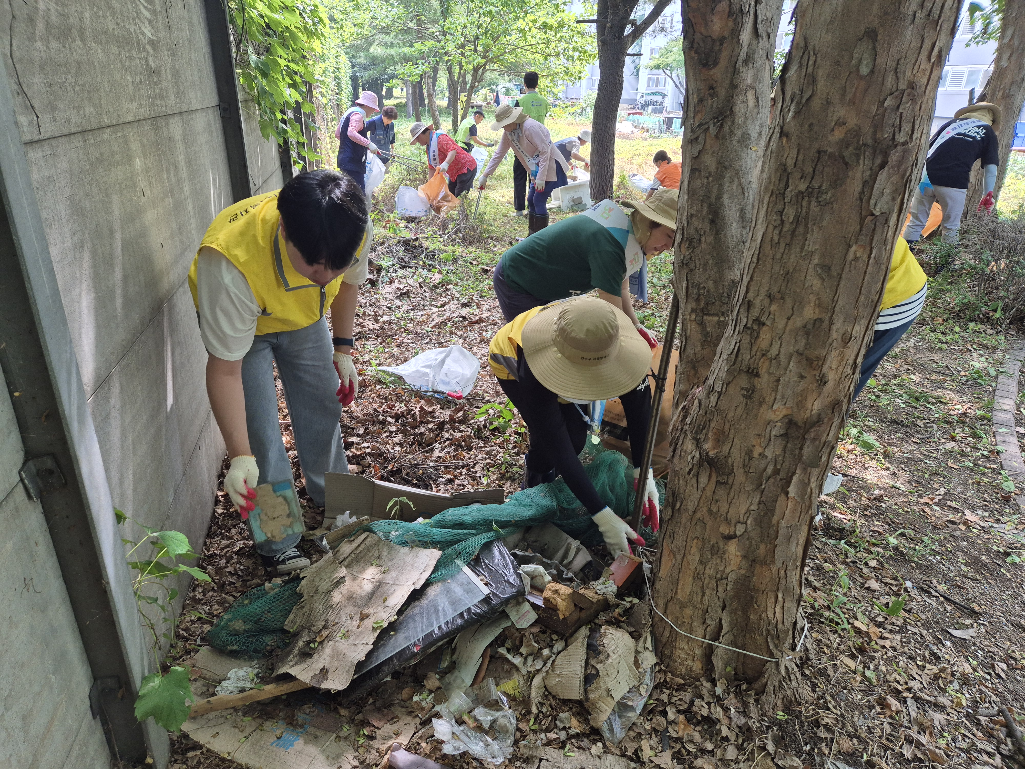 연수구 연수3동 마을공동체 연수3동 환경 어벤져스가 지난 19일 연수주공1단지 아파트 단지 내 무단투기 쓰레기 등을 수거하며 환경정화 활동을 펼쳤다